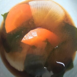 大根と人参とわかめの生姜入り味噌汁